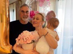 Певица Альбина Джанабаева впервые показала лицо годовалой дочери