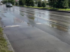 Первую продольную залило водой у Царицынской оперы в Волгограде
