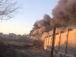 Сильный пожар тушат на складе лакокрасочных изделий в Волгограде
