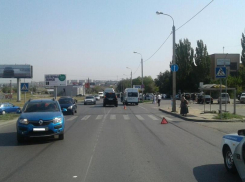 У морга на западе Волгограда водитель на фургоне Ford сбил 17-летнюю девушку