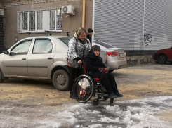 11-летний волгоградец с ДЦП показал дорогу до школы по ледяной наледи затопленного двора