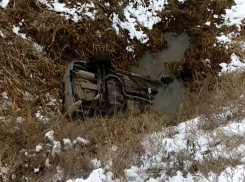 На видео попало, как доставали из оврага автомобиль после ДТП в Волгограде