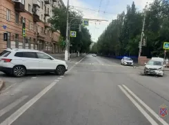 Нелепое ДТП в центре Волгограда отправило двоих в больницу: видео 