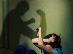 В Волгоградской области ребенка на домашнем обучении избивали мать и бабушка