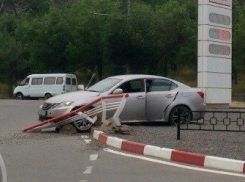 В Волгограде водитель-неумеха снес ограду АЗС