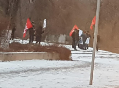 Отремонтированные за счет жильцов двухэтажки в центре города отбирают власти: жители Калача вышли протестовать