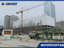 Монтаж главной ели в предпоследнее воскресенье декабря в объективе фотографа в Волгограде