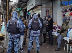 ОМОН нагрянул на рынок в Тракторозаводском районе Волгограда