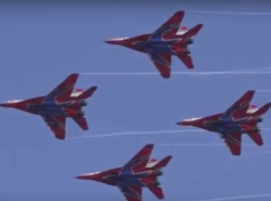 В небо над Волгоградом взмыли «Стрижи» 