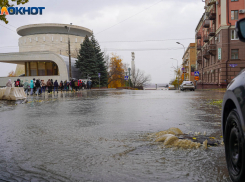 Желтая вода порвала асфальт и заливает панораму в Волгограде: видео