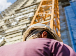 29-летнего рабочего убило балконом на стройке многоэтажки под Волгоградом