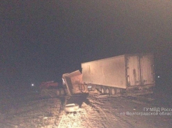 В столкновении двух грузовиков под Волгоградом пострадал 25-летний водитель