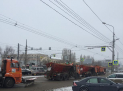 В Волгограде дорожники вывозят снег и очищают дороги