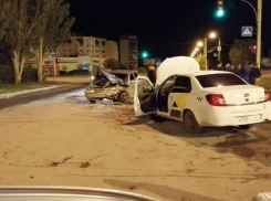 Неадекватный волжанин выехал на «встречку» и врезался в такси