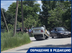 Эпичное ДТП с кувырком довело до белого каления оставленных без тротуара пешеходов
