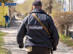 Компания молодых людей в Волгограде нападала на прохожих и заставляла переводить им деньги 