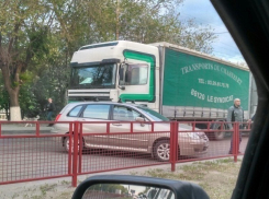 На юге Волгограда иномарка и фура почти перекрыли Вторую Продольную