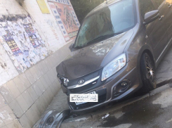 Лихач на «Ладе Спорт» на скорости протаранил дом на севере Волгограда