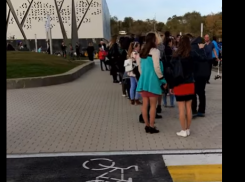 Волгоградцы сняли на видео километровые очереди в музей «Россия. Моя история»