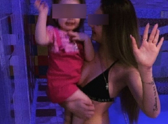 Волгоградцы осудили молодую маму в купальнике с ребенком на руках