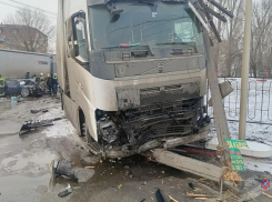 Двоих детей увезли в больницу: массовое ДТП с участием фуры показали в Волгограде 
