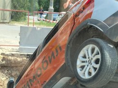 Такси «Ситимобил» улетело под землю в разрытую коммунальщиками яму в Волгограде
