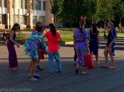 Пьяные девочки-подростки в пижамах устроили «представление» в центре Волжского