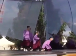 Участница детского ансамбля провалилась под сцену на празднике Дня Победы в Волгограде