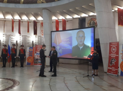 Награды погибших в СВО волгоградцев передают их семьям: видео