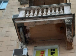 На улице Мира в Волгограде рухнул балкон