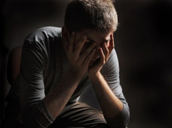 В Волжском юноша напал на местного жителя и раздел его