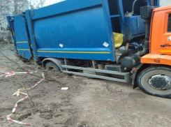 Мусоровоз провалился в колодец на юге Волгограда