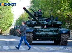 Танки разбили дорогу в центре Волгограда