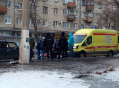 Попавшая под машину волгоградка оказалась в больнице с серьезным переломом