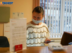 Жители Волгограда и области продолжают работать в масках, несмотря на отмену ограничений