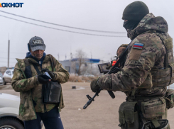 Причину перекрытия дорог и появления вооруженных людей объяснили в Волгограде 