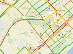 Центр Волгограда встал в многокилометровую пробку