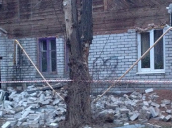 В рухнувшей стене жилого дома власти Волгограда обвинили самих жильцов