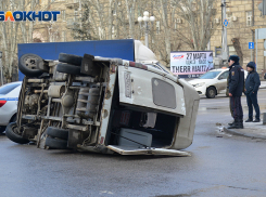 В центре Волгограда  Kia Rio перевернул маршрутку с пассажирами