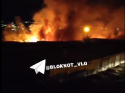 Бушующий в Дзержинском районе Волгограда пожар попал на видео 