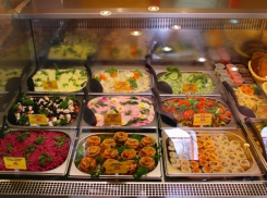 Инфекционная больница переполнена: отравившегося салатами отправили в Волжский 