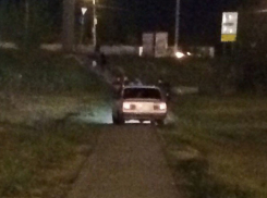 Обнаглевший водитель ВАЗа прокатился по пешеходной дорожке на западе Волгограда