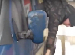 На видео попало ноу-хау волгоградского водителя, не пожелавшего намочить ноги на заправке 
