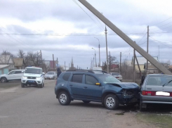 Под Волгоградом «четырнадцатая» влетела в столб после столкновения с Renault: двое пострадали