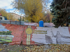 В центре Волгограда поставили туалет на могиле трех героев Советского Союза