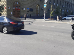 Нелепое ДТП с байкером приключилось в центре Волгограда – видео 