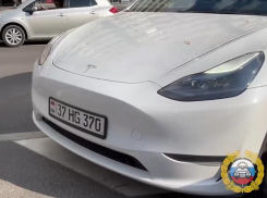 В Волгограде задержали водителя Tesla с фальшивыми армянскими номерами