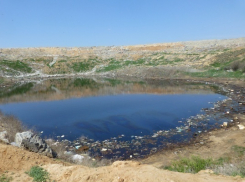 Под Волгоградом нефтепродукты сливают в реку Мечетка