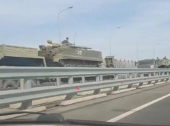 Автолюбители предупреждают о пробке: колонны военной техники сняли на видео на  дороге через Ахтубу