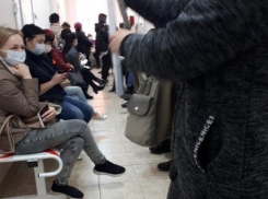 Волгоградка 4 часа с температурой простояла в очереди в «красной зоне» поликлиники